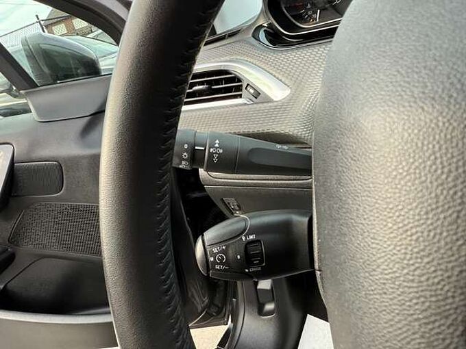 Peugeot 2008 1.2i PURETECH 83PK NAVIGATIE CARPLAY BLUETOOTH A/C