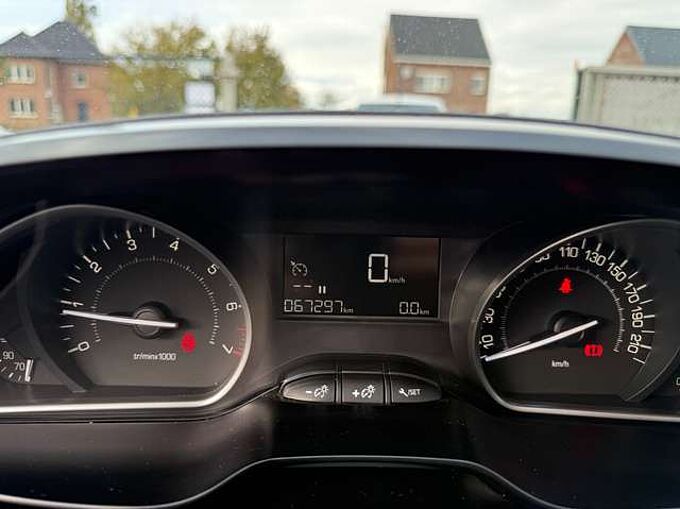 Peugeot 2008 1.2i PURETECH 83PK NAVIGATIE CARPLAY BLUETOOTH A/C