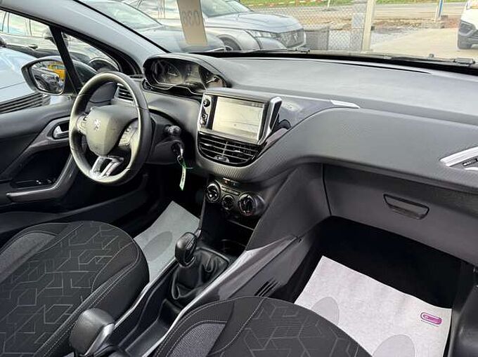 Peugeot 2008 1.2i PURETECH 83PK NAVIGATIE CARPLAY BLUETOOTH A/C