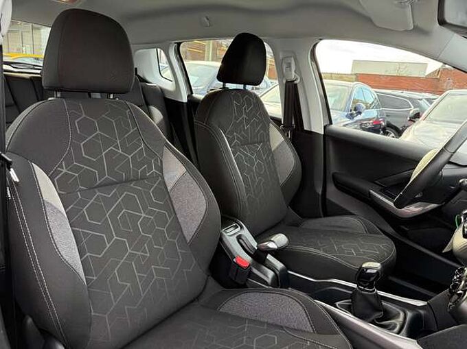 Peugeot 2008 1.2i PURETECH 83PK NAVIGATIE CARPLAY BLUETOOTH A/C