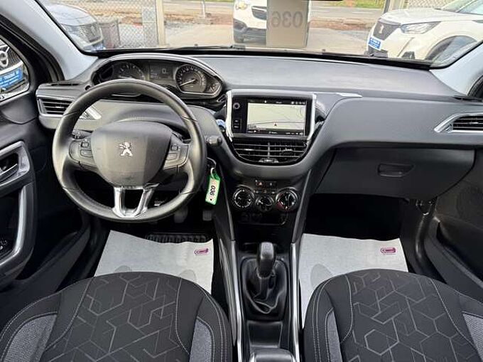 Peugeot 2008 1.2i PURETECH 83PK NAVIGATIE CARPLAY BLUETOOTH A/C