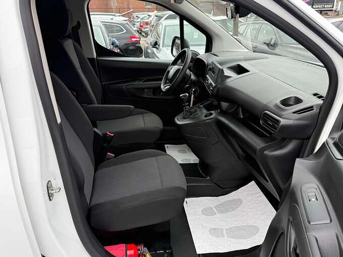 Citroen Berlingo 1.2i PURETECH LICHTE VRACHT DAB BLUETOOTH PDC A/C