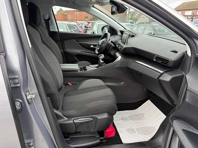 Peugeot 5008 1.2i 130PK NAVIGATIE CAMERA CARPLAY DAB ZETELVERWA