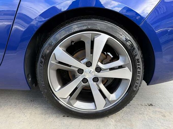 Peugeot 308 1.2i PURETECH SW GT-LINE NAVI LEDER PANO-DAK LED