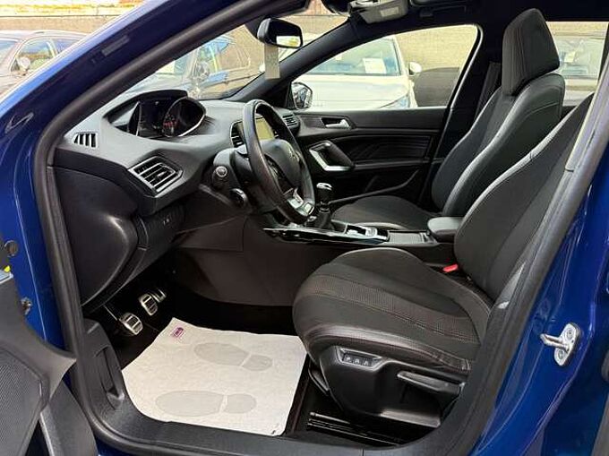 Peugeot 308 1.2i PURETECH SW GT-LINE NAVI LEDER PANO-DAK LED