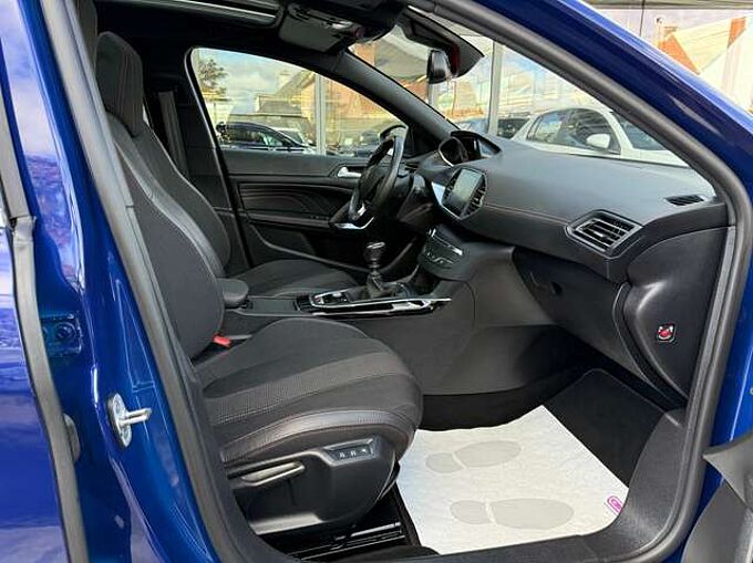 Peugeot 308 1.2i PURETECH SW GT-LINE NAVI LEDER PANO-DAK LED