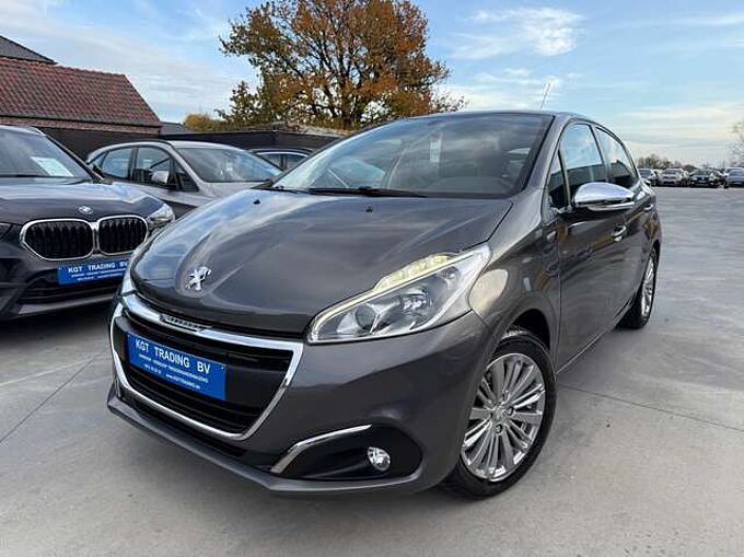 Peugeot 208 1.2i 82PK 5-DEURS NAVIGATIE PDC CARPLAY TREKHAAK