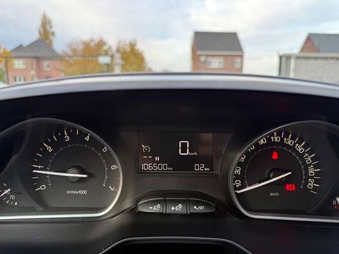 Peugeot 208 1.2i 82PK 5-DEURS NAVIGATIE PDC CARPLAY TREKHAAK