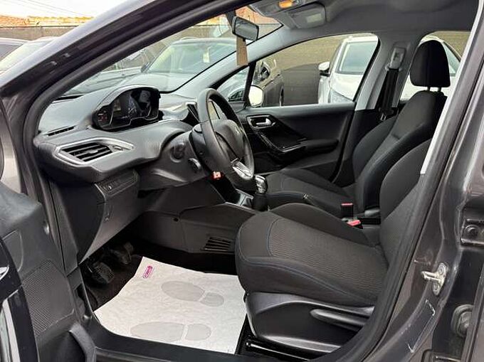 Peugeot 208 1.2i 82PK 5-DEURS NAVIGATIE PDC CARPLAY TREKHAAK