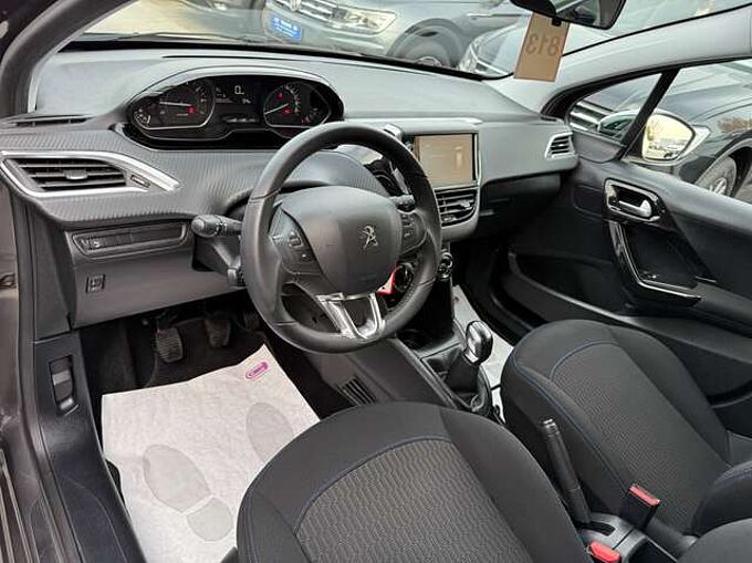 Peugeot 208 1.2i 82PK 5-DEURS NAVIGATIE PDC CARPLAY TREKHAAK