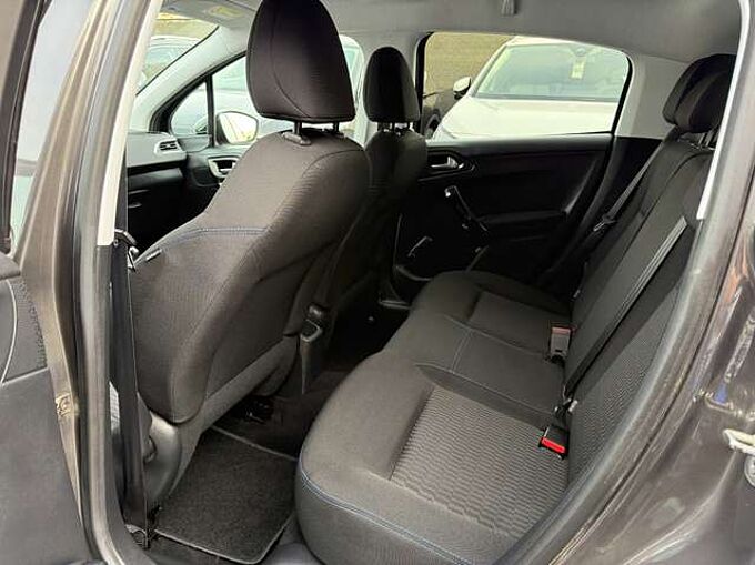 Peugeot 208 1.2i 82PK 5-DEURS NAVIGATIE PDC CARPLAY TREKHAAK