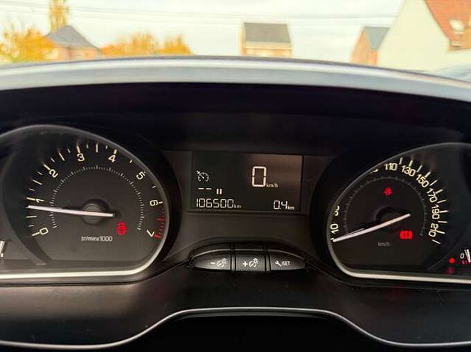 Peugeot 208 1.2i 82PK 5-DEURS NAVIGATIE PDC CARPLAY TREKHAAK