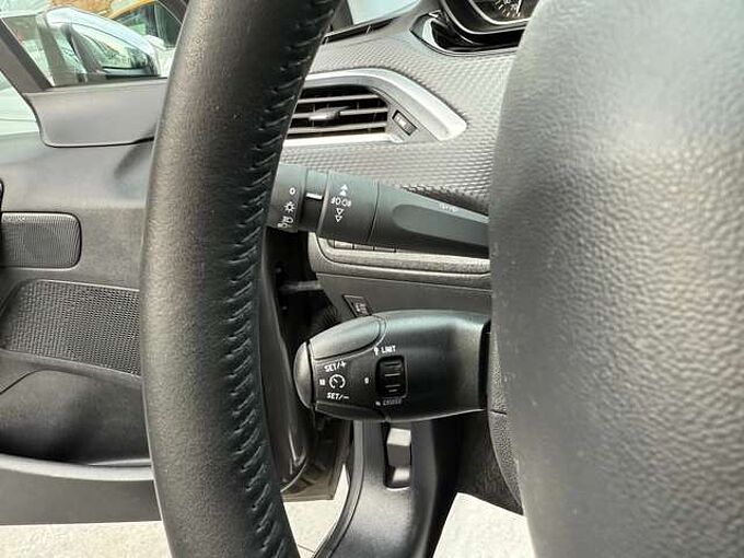 Peugeot 208 1.2i 82PK 5-DEURS NAVIGATIE PDC CARPLAY TREKHAAK