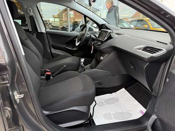 Peugeot 208 1.2i 82PK 5-DEURS NAVIGATIE PDC CARPLAY TREKHAAK