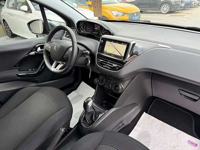 Peugeot 208 1.2i 82PK 5-DEURS NAVIGATIE PDC CARPLAY TREKHAAK