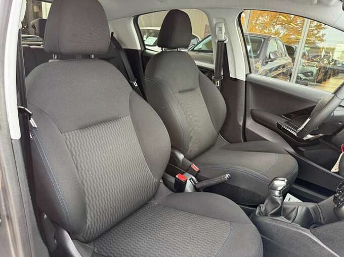 Peugeot 208 1.2i 82PK 5-DEURS NAVIGATIE PDC CARPLAY TREKHAAK