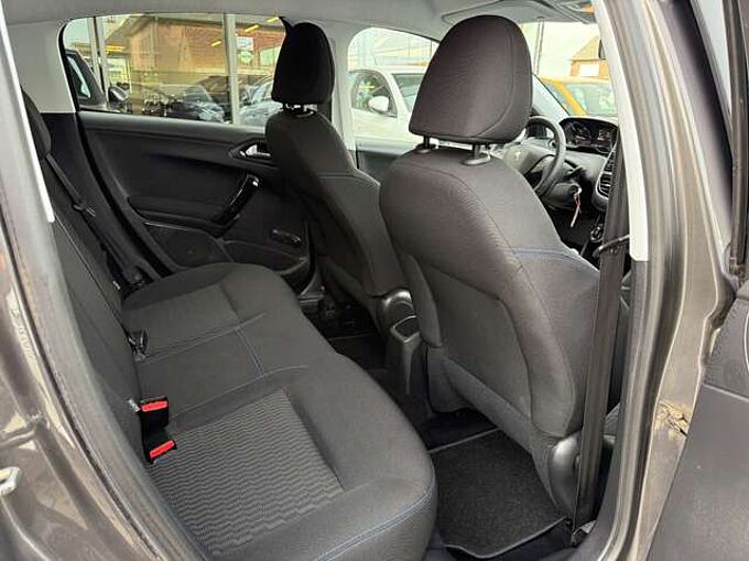 Peugeot 208 1.2i 82PK 5-DEURS NAVIGATIE PDC CARPLAY TREKHAAK