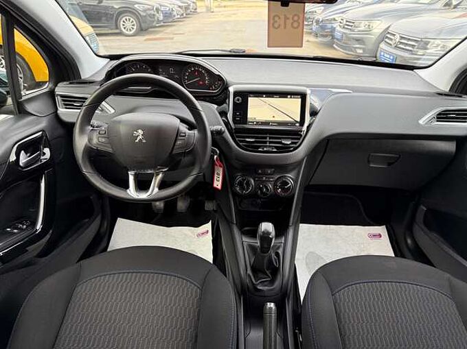 Peugeot 208 1.2i 82PK 5-DEURS NAVIGATIE PDC CARPLAY TREKHAAK