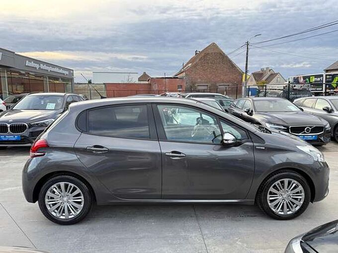 Peugeot 208 1.2i 82PK 5-DEURS NAVIGATIE PDC CARPLAY TREKHAAK