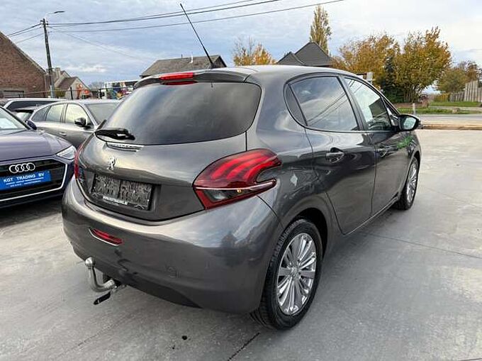 Peugeot 208 1.2i 82PK 5-DEURS NAVIGATIE PDC CARPLAY TREKHAAK