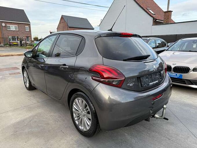 Peugeot 208 1.2i 82PK 5-DEURS NAVIGATIE PDC CARPLAY TREKHAAK