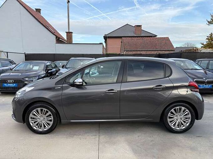 Peugeot 208 1.2i 82PK 5-DEURS NAVIGATIE PDC CARPLAY TREKHAAK