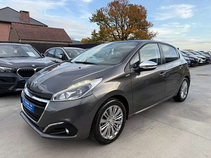 Peugeot 208 1.2i 82PK 5-DEURS NAVIGATIE PDC CARPLAY TREKHAAK
